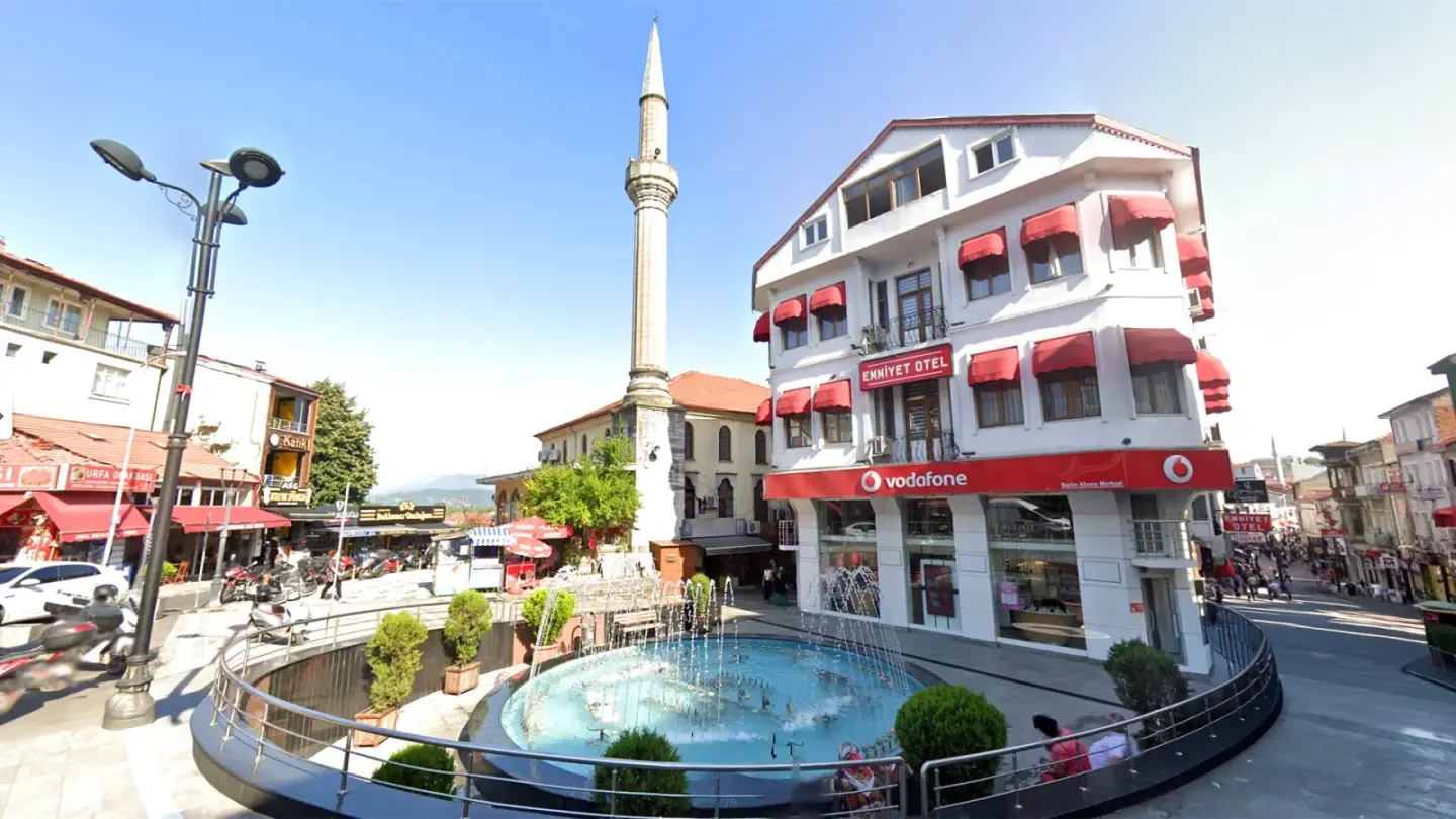 Bartın Emniyet Otel binası ve meydandaki süs havuzu