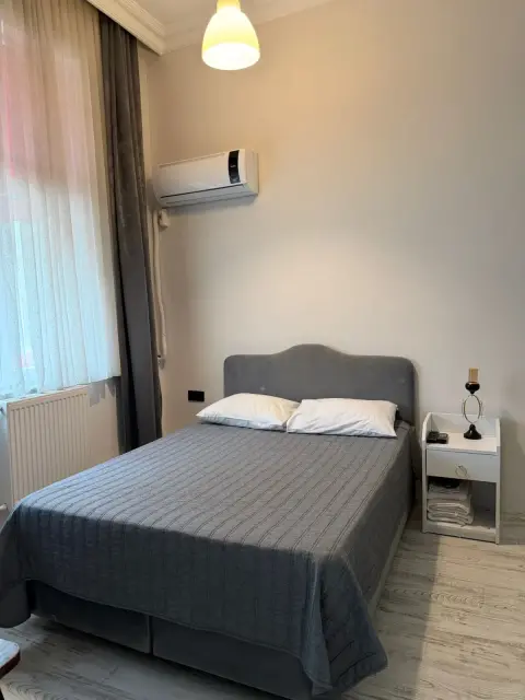 Pencere kenarında çift kişilik yatak