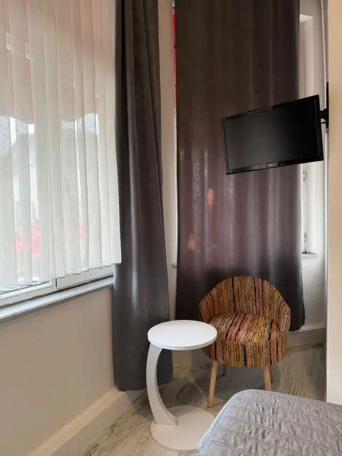 Pencere önünde oturma köşesi ve televizyon