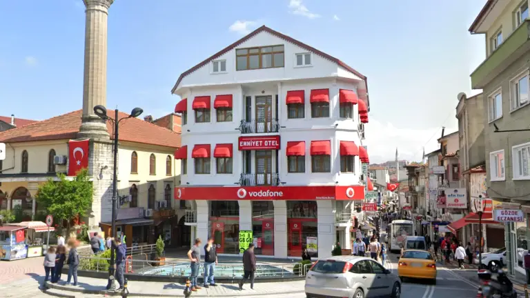 Otel binası ve Yukarı Çarşı