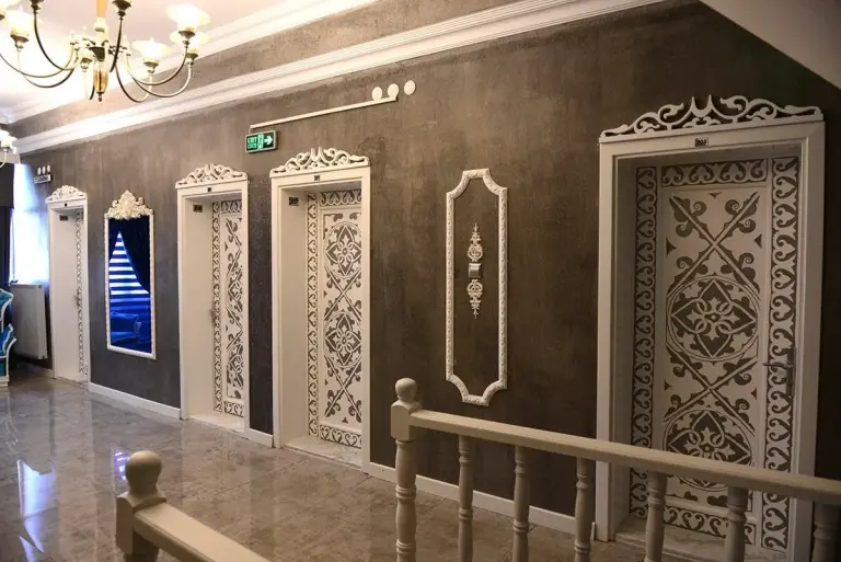 Oymalı kapılarıyla kat koridoru